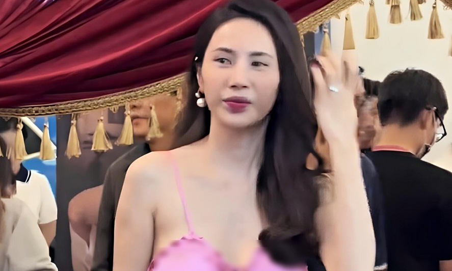 Thủy Tiên mặc váy như đồ ngủ lên thảm đỏ